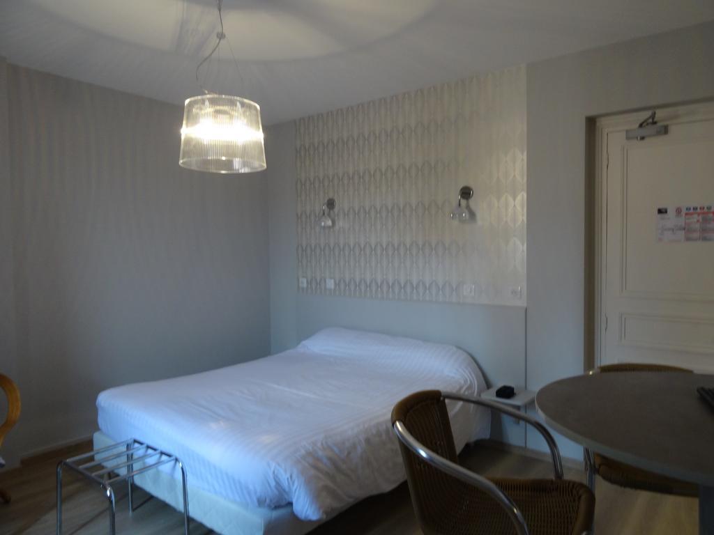 Hotel Restaurant De La Poste Saint-Just-en-Chevalet Екстер'єр фото
